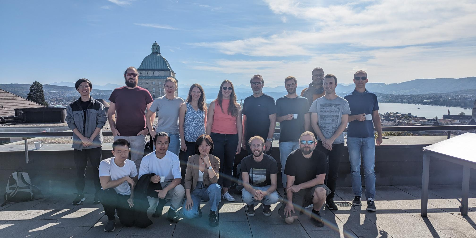 Erweiterte CLOUDLAB und PolarCAP Teams auf dem Dach des ETHZ Hauptgebäudes (Sicht nach Süden). Vorne, links nach rechts: Yin Hau Lam, Chu Yunpei, Huiying Zhan, Christopher Fuchs, Fabian Senf. Hinten, links nach rechts: Sun Zhongxia, Robert Spirig Anna Miller, Fabiola Ramelli, Nadja Omanovic, Jan Henneberger, Roland Schrödner, Zamin Kanji, Tom Gaudek, Patric Seifert. © CLOUDLAB Projekt