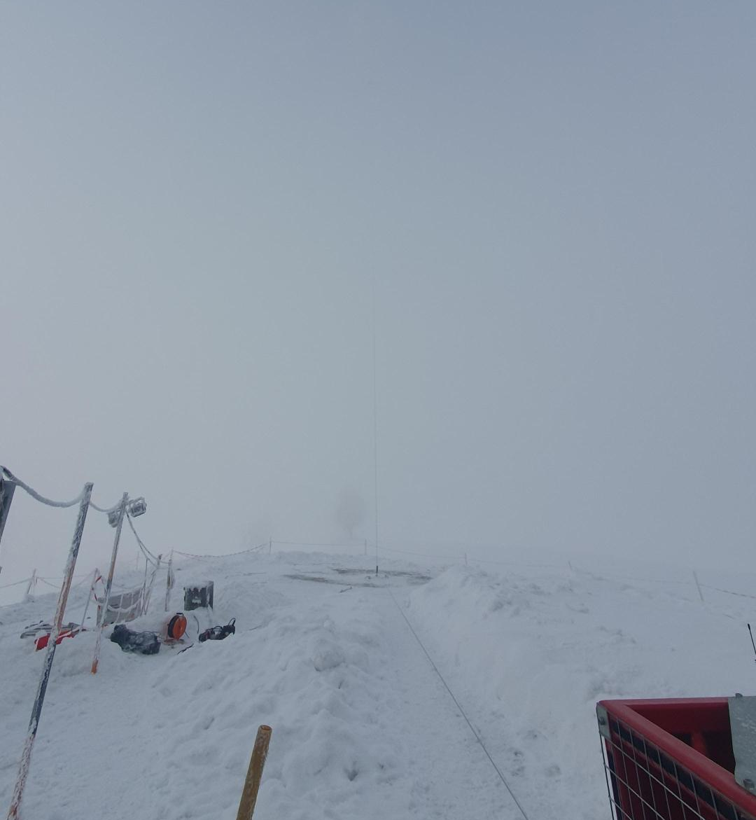 Vergrösserte Ansicht: Sicht auf HoloBallon der sich im Hochnebel versteckt