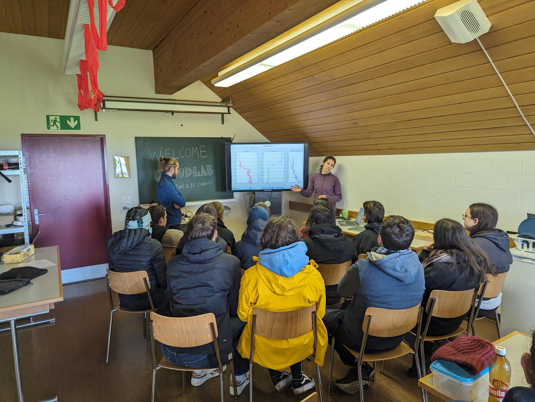 Vergrösserte Ansicht: Diskussion und Interpretation der durch UAV und Radiosonde gesammelten Daten durch Christopher Fuchs und Fabiola Ramelli mit aktiver Teiilnahme durch die Studierenden.