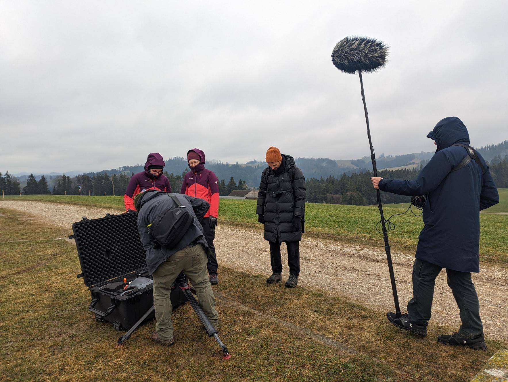 Vergrösserte Ansicht: Gestenr am 27 Februar geben unsere UAV Pilotinnen dem Filmteam einen Eindruck unseres Experiments.