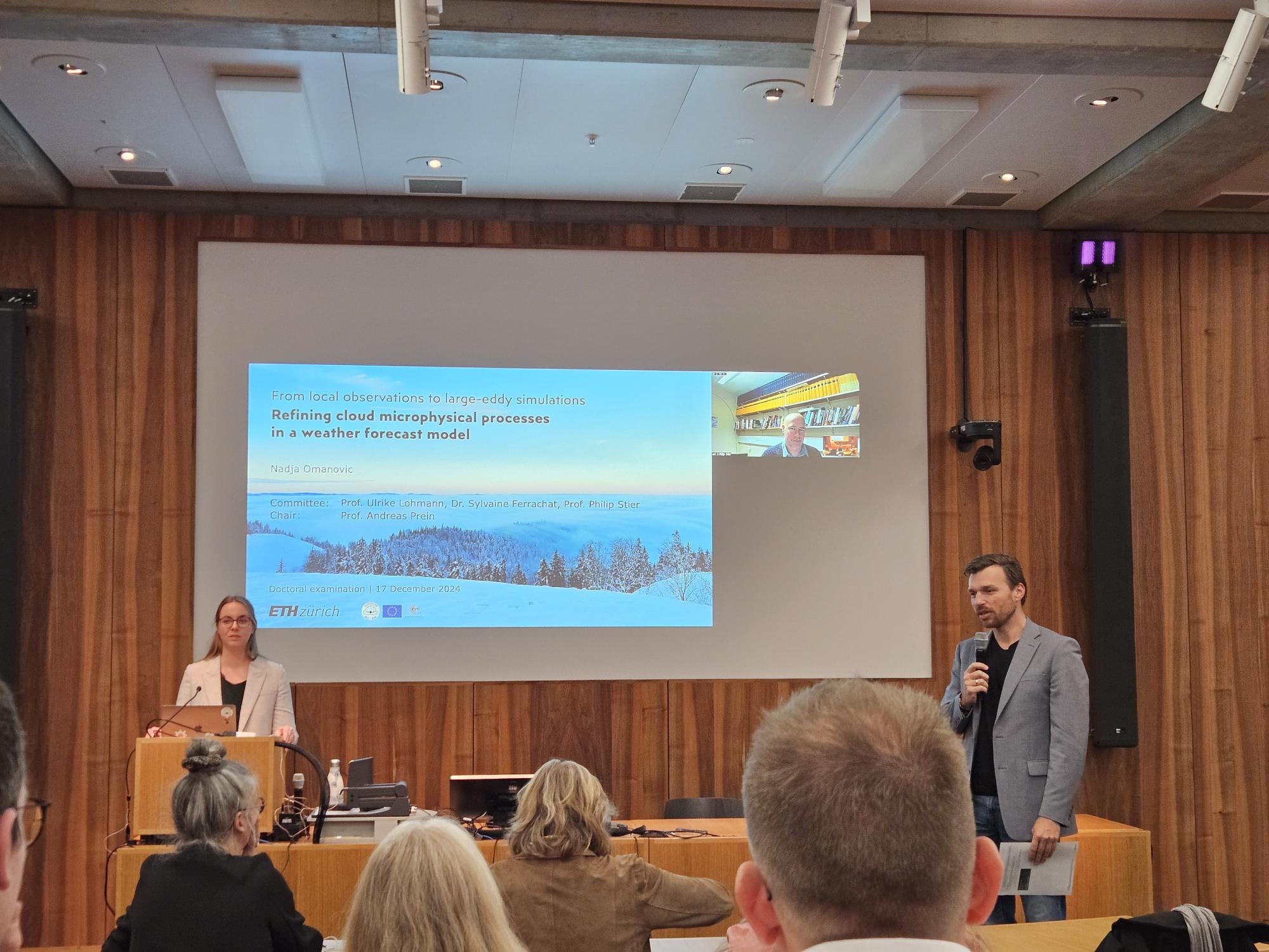 Nadja Omanovic am Anfang ihrer Doktorandenverteidigung, vorgestellt vom Chair Prof. Andreas Prein, zusammen mit ihrem Kommitee Prof. Ulrike Lohmann, Dr. Sylvain Ferrachat, und Prof. Philip Stier (online). 