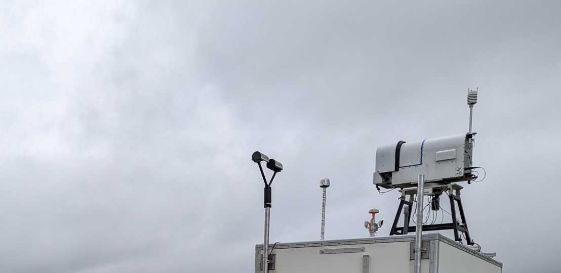 Vergrösserte Ansicht: Parsivel (ganz links vorne) auf dem Dach des Trailer Parsivel mit dem Mikrowellenradiometer im Hintergrund.