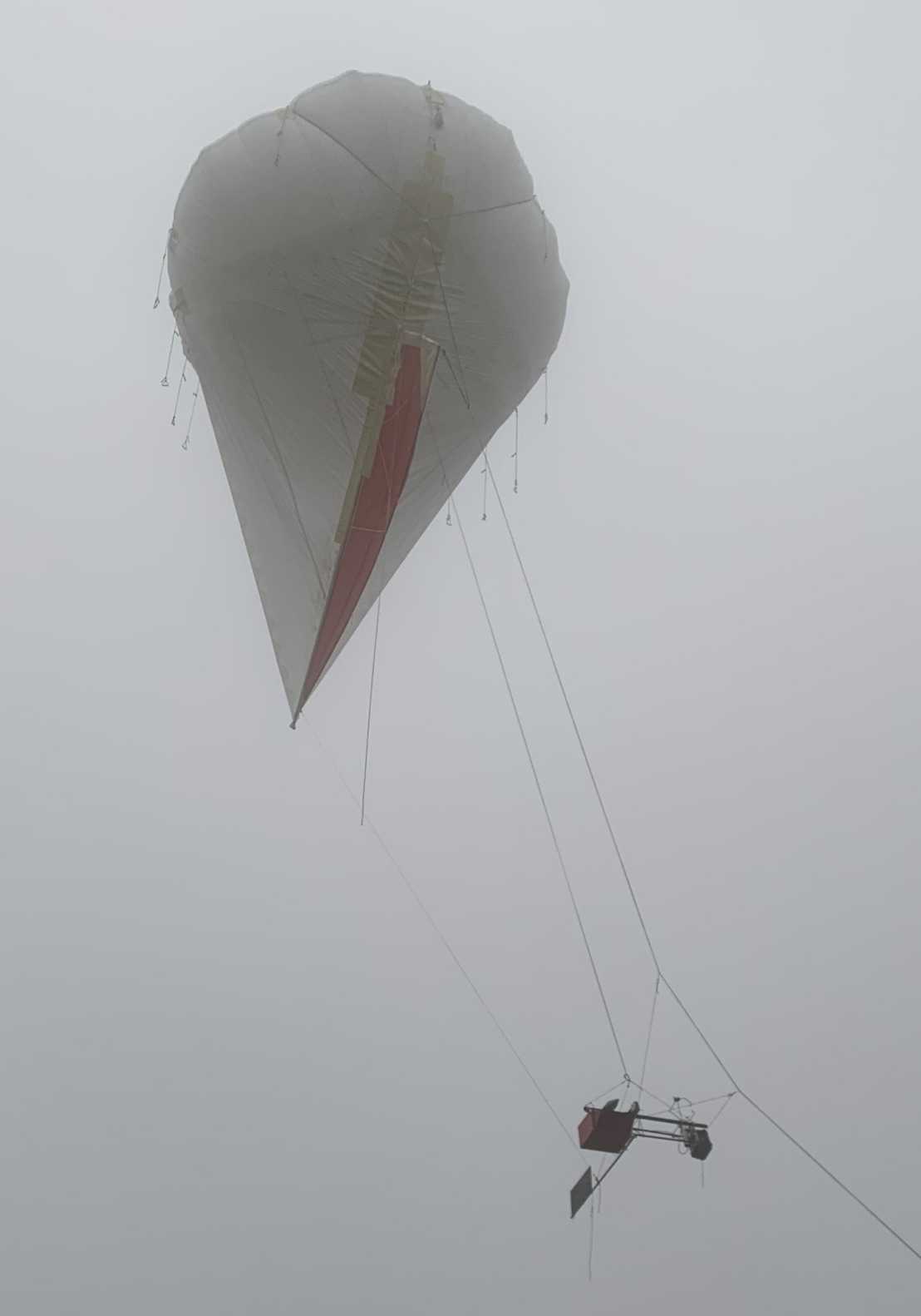 Vergrösserte Ansicht: Blick nach oben zu HoloBallon mit dem daran befestigten HOLIMO, beide auf dem Weg in eine unterkühlte Stratuswolke.