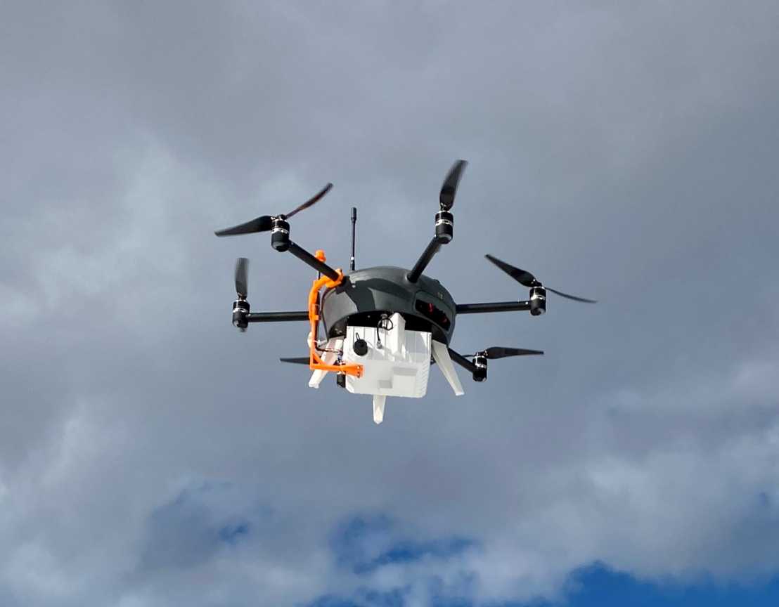 POPS in weiss mit orangen Inlet an der Unterseite des UAVs.