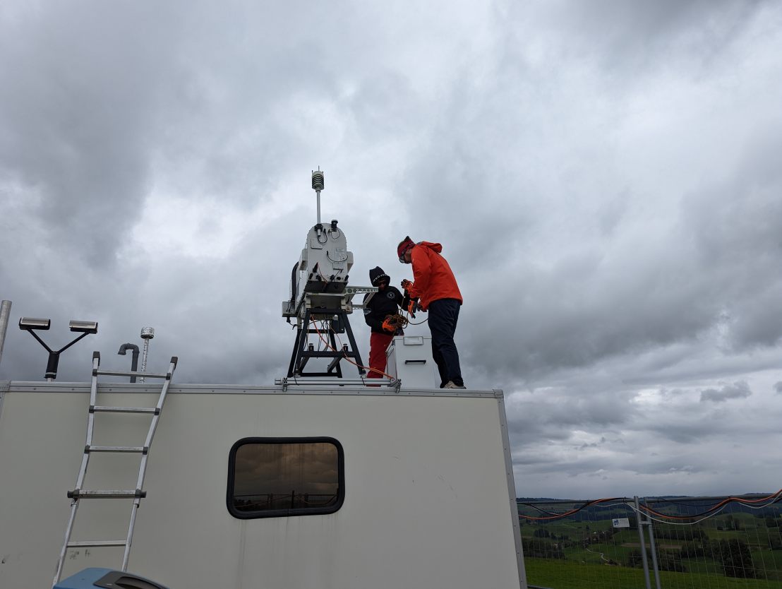 Enlarged view: Calibration of the microwave radiometer after installation on the trailer roof